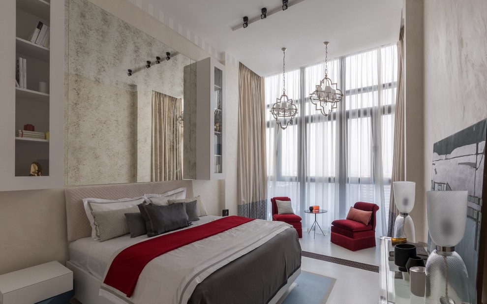 Идея дизайна: хозяйская спальня в современном стиле с бежевыми стенами, белым полом и тюлем