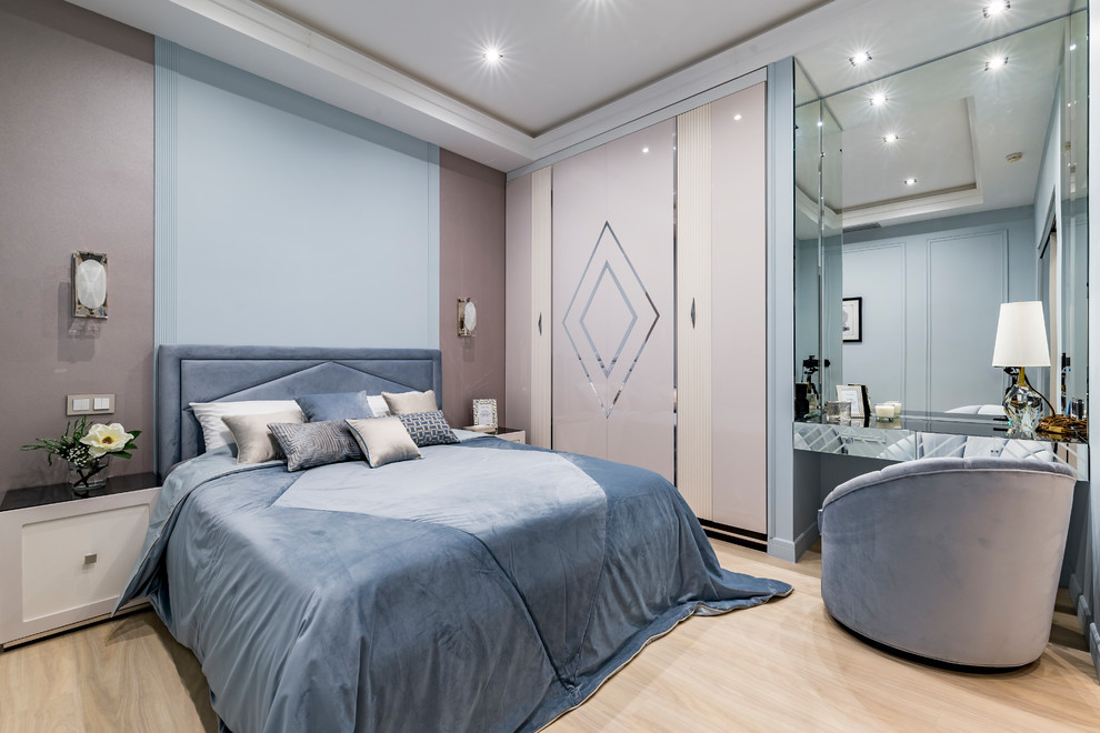 На фото: хозяйская спальня: освещение в современном стиле с разноцветными стенами, светлым паркетным полом, бежевым полом и кроватью в нише без камина с