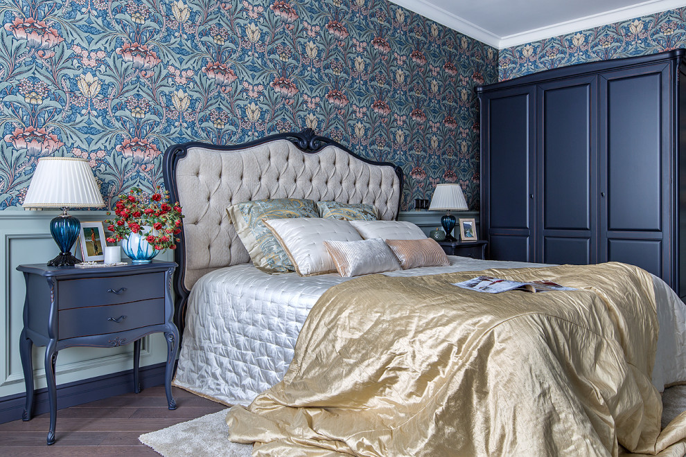 Стильный дизайн: спальня в классическом стиле с разноцветными стенами, темным паркетным полом и коричневым полом - последний тренд
