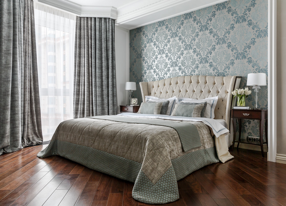 Идея дизайна: хозяйская спальня: освещение в классическом стиле с синими стенами, темным паркетным полом и коричневым полом