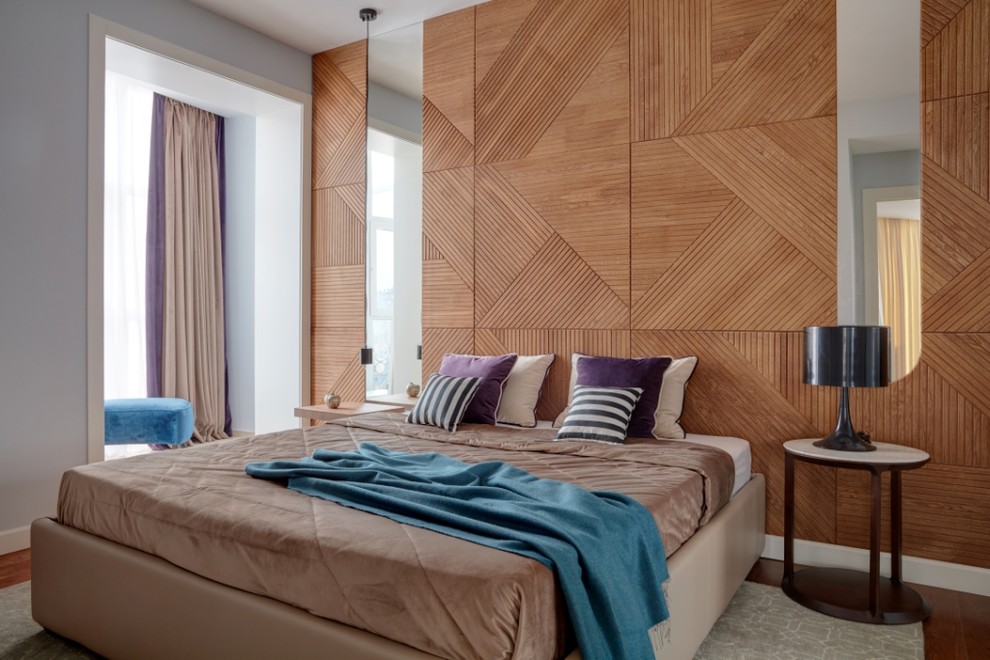 Imagen de dormitorio principal actual con paredes marrones, suelo de madera en tonos medios y suelo marrón