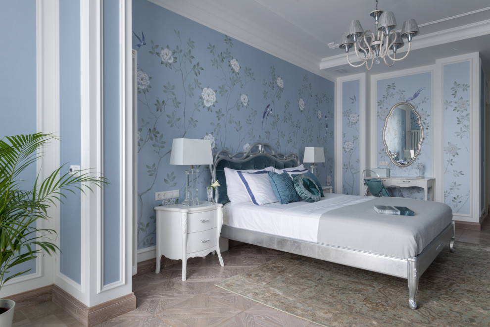 Идея дизайна: хозяйская спальня в стиле неоклассика (современная классика) с синими стенами, светлым паркетным полом и бежевым полом