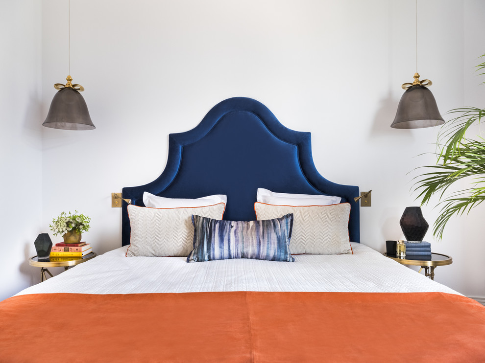 Свежая идея для дизайна: хозяйская спальня в стиле неоклассика (современная классика) с белыми стенами - отличное фото интерьера