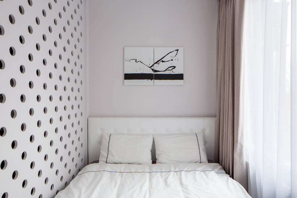 Свежая идея для дизайна: маленькая хозяйская спальня в современном стиле с серыми стенами, полом из ламината и белым полом без камина для на участке и в саду - отличное фото интерьера