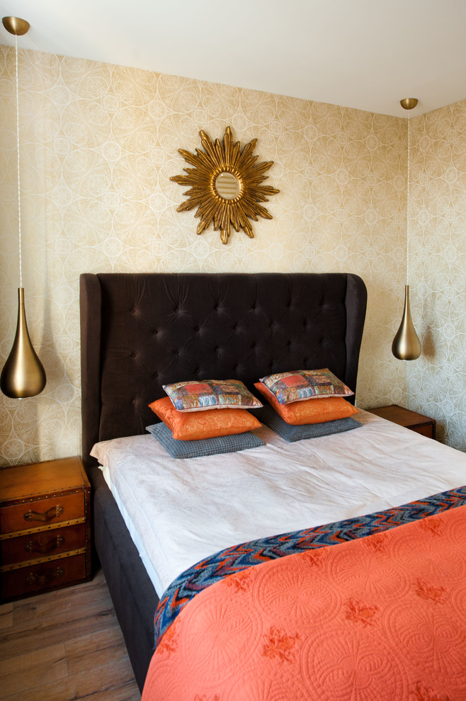 Klassisches Schlafzimmer mit braunem Holzboden und braunem Boden in Moskau