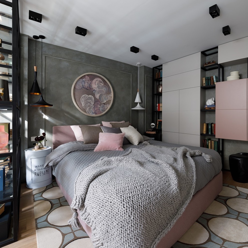 Пример оригинального дизайна: хозяйская спальня в современном стиле с серыми стенами, светлым паркетным полом и бежевым полом