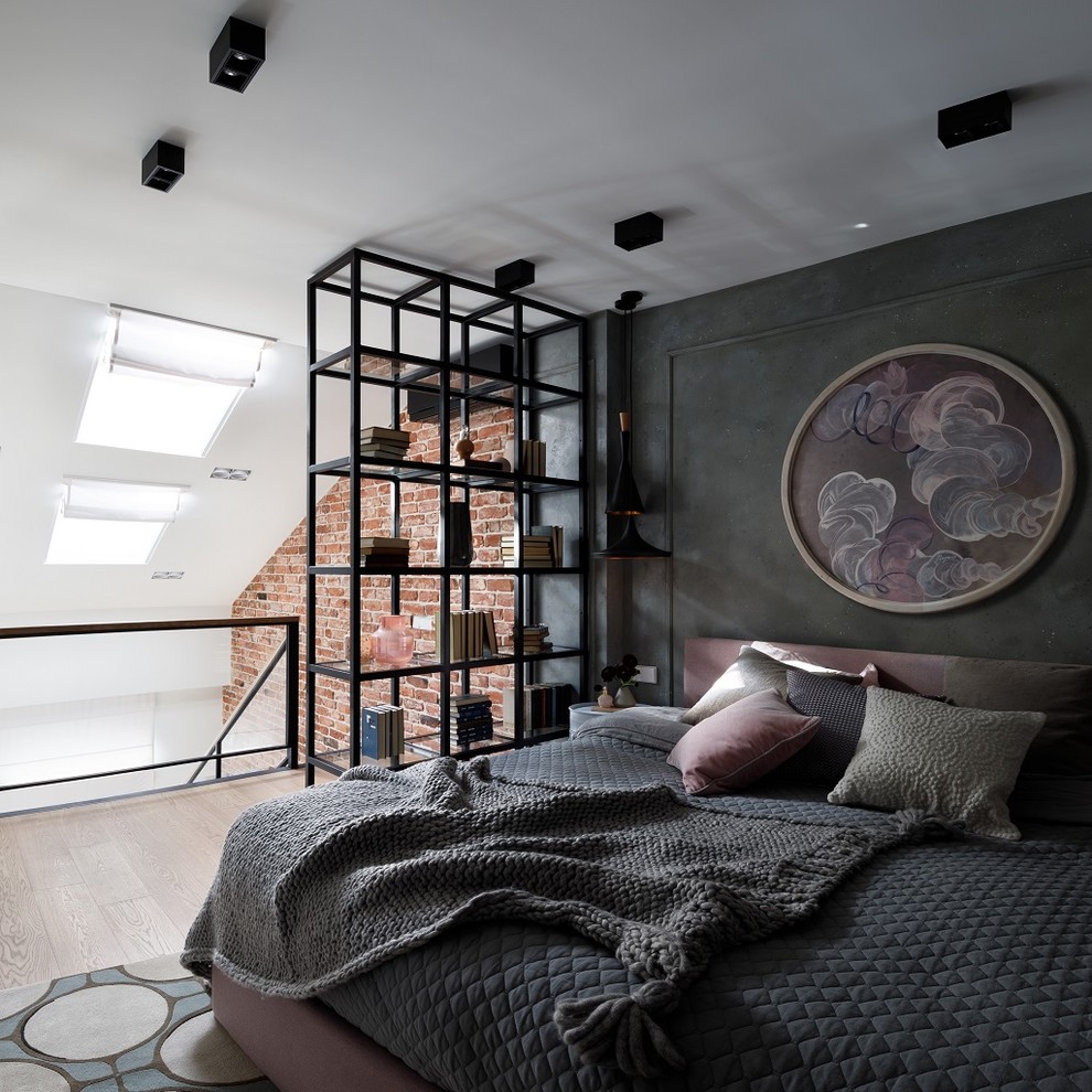 Idée de décoration pour une chambre mansardée ou avec mezzanine urbaine avec un mur gris, parquet clair et un sol beige.