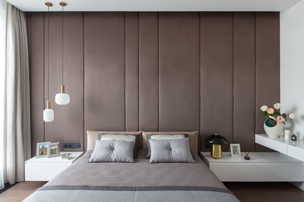 На фото: спальня в современном стиле с коричневыми стенами, темным паркетным полом и коричневым полом с