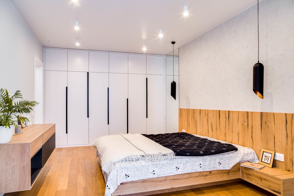Свежая идея для дизайна: спальня в современном стиле с серыми стенами, паркетным полом среднего тона и коричневым полом - отличное фото интерьера