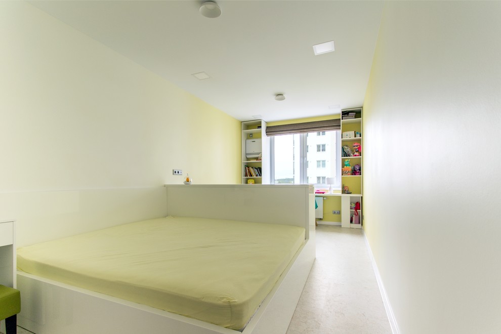 Свежая идея для дизайна: маленькая хозяйская спальня в современном стиле с желтыми стенами, пробковым полом и белым полом без камина для на участке и в саду - отличное фото интерьера