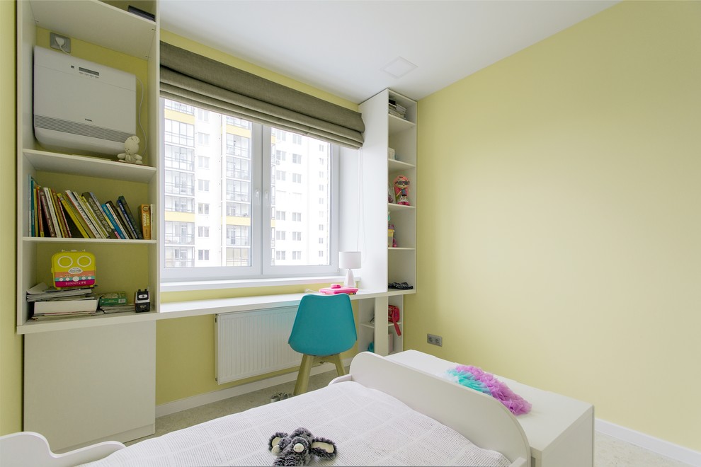 Imagen de dormitorio principal actual pequeño sin chimenea con paredes amarillas, suelo de corcho y suelo blanco