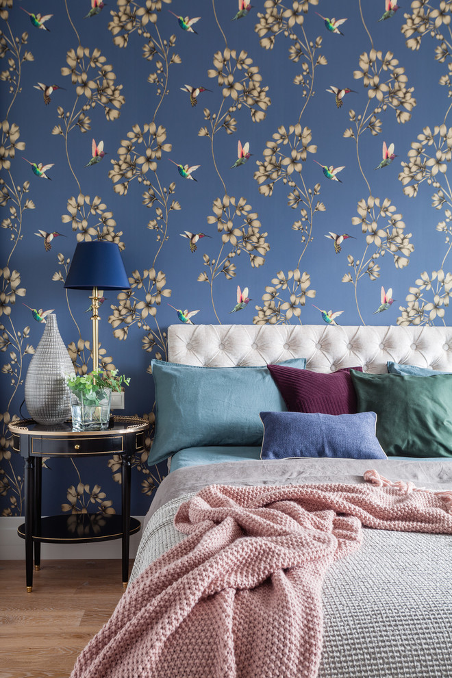 Diseño de dormitorio principal clásico renovado de tamaño medio con paredes azules y suelo de madera en tonos medios