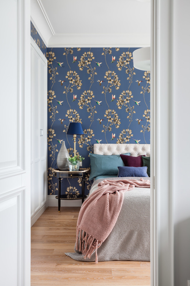 Ispirazione per una camera matrimoniale classica di medie dimensioni con pareti blu e parquet chiaro