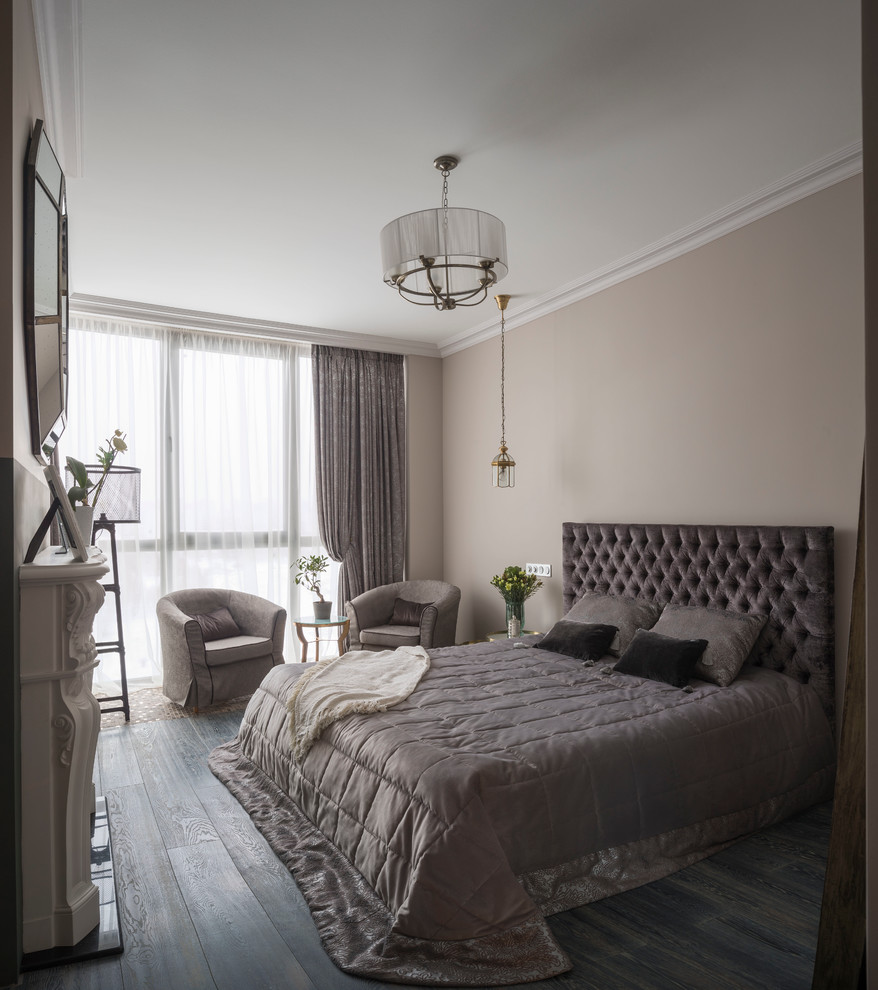 Imagen de dormitorio principal contemporáneo con paredes beige y suelo de madera oscura