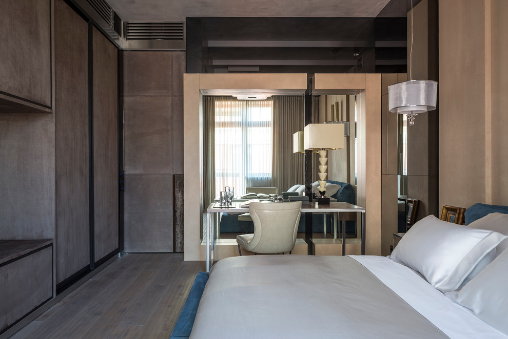Diseño de dormitorio principal contemporáneo de tamaño medio con paredes beige, suelo de madera clara y suelo beige