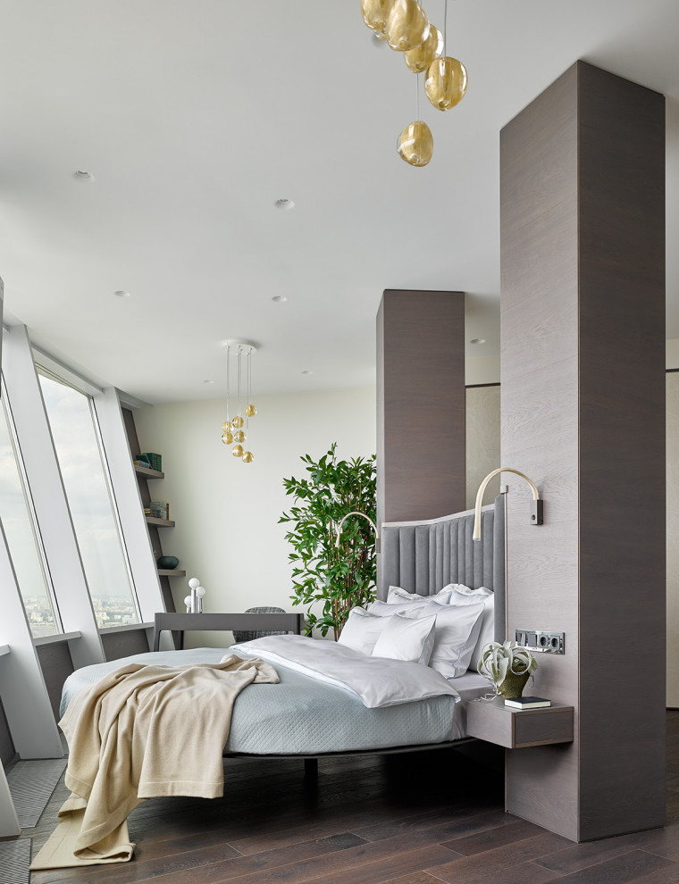 Стильный дизайн: хозяйская спальня в современном стиле с белыми стенами, темным паркетным полом и коричневым полом - последний тренд