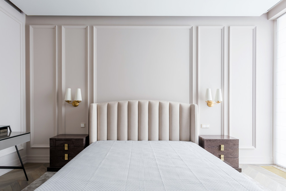 На фото: хозяйская спальня среднего размера в современном стиле с белыми стенами, паркетным полом среднего тона, коричневым полом и кроватью в нише без камина с