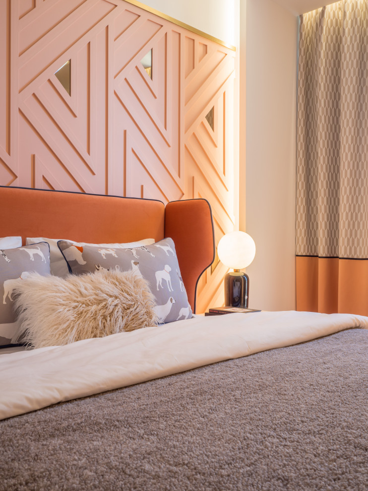 Imagen de dormitorio principal contemporáneo de tamaño medio con paredes rosas, suelo laminado y suelo beige
