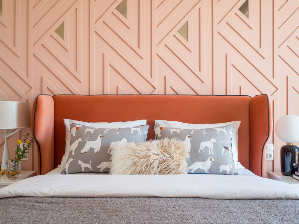 Esempio di una camera matrimoniale contemporanea di medie dimensioni con pareti rosa, pavimento in laminato e pavimento beige