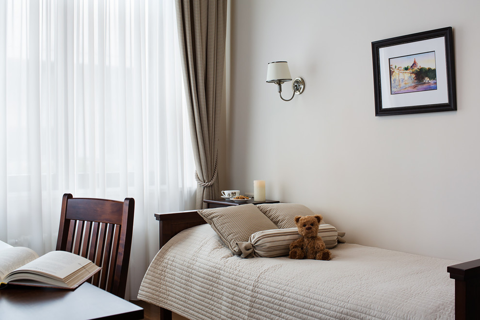 На фото: хозяйская спальня среднего размера в классическом стиле с бежевыми стенами, темным паркетным полом и коричневым полом без камина с