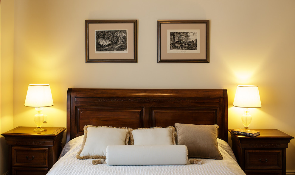 На фото: хозяйская спальня в классическом стиле с бежевыми стенами, темным паркетным полом и коричневым полом без камина с