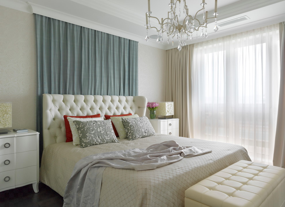 Источник вдохновения для домашнего уюта: хозяйская спальня в классическом стиле с белыми стенами и кроватью в нише
