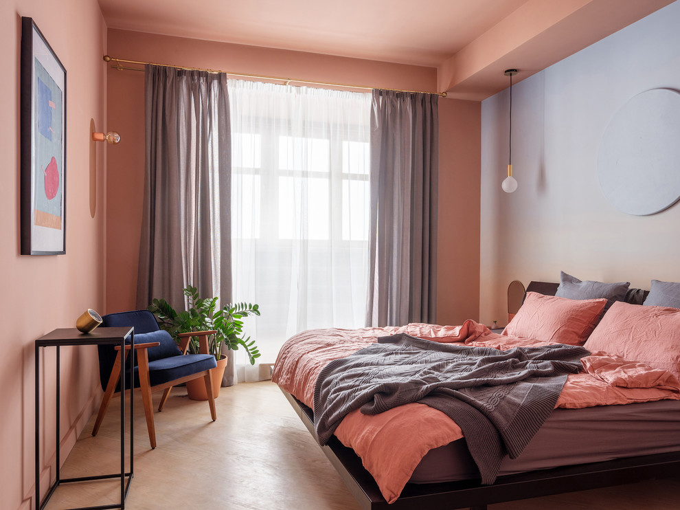 Cette image montre une chambre parentale grise et rose design avec un mur rose, parquet clair et un sol beige.