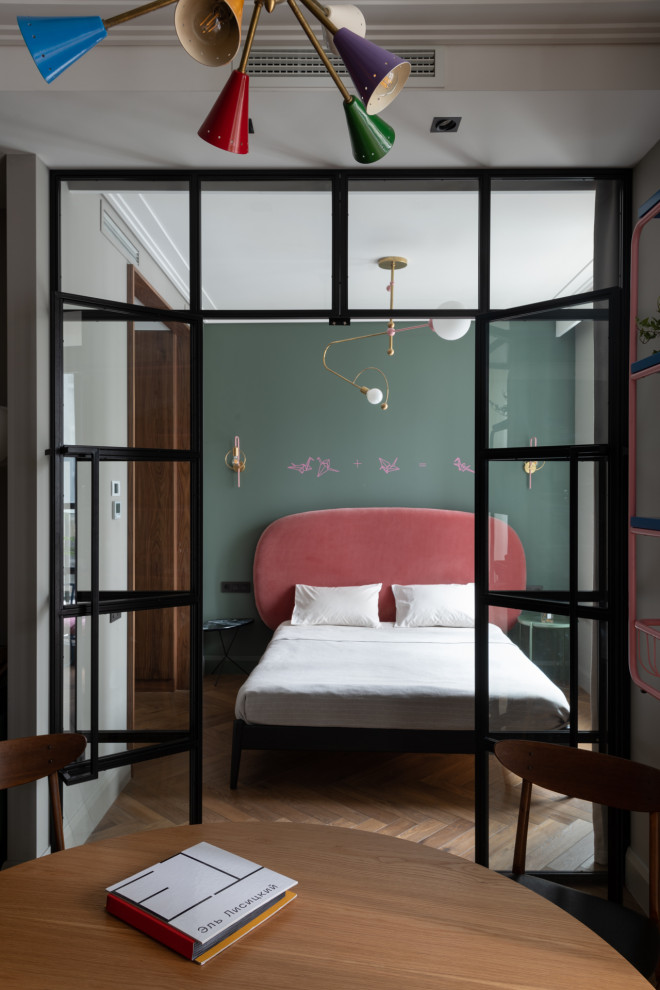 Источник вдохновения для домашнего уюта: хозяйская спальня в стиле лофт с зелеными стенами, паркетным полом среднего тона и коричневым полом