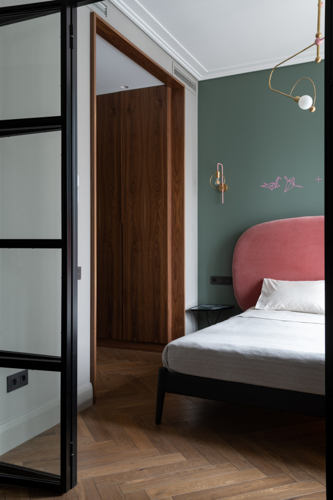 Foto de dormitorio principal contemporáneo con paredes verdes, suelo de madera en tonos medios y suelo marrón