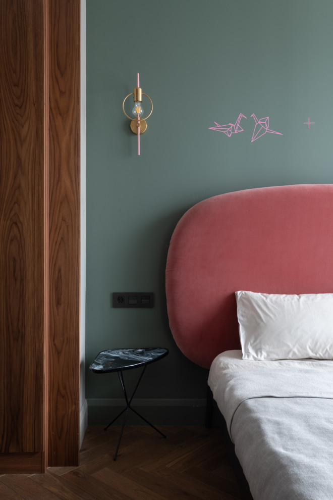 Стильный дизайн: хозяйская спальня в современном стиле с зелеными стенами, паркетным полом среднего тона и коричневым полом - последний тренд