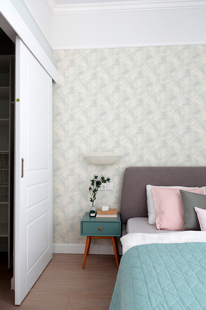 Modernes Schlafzimmer mit grauer Wandfarbe, braunem Holzboden und braunem Boden in Moskau
