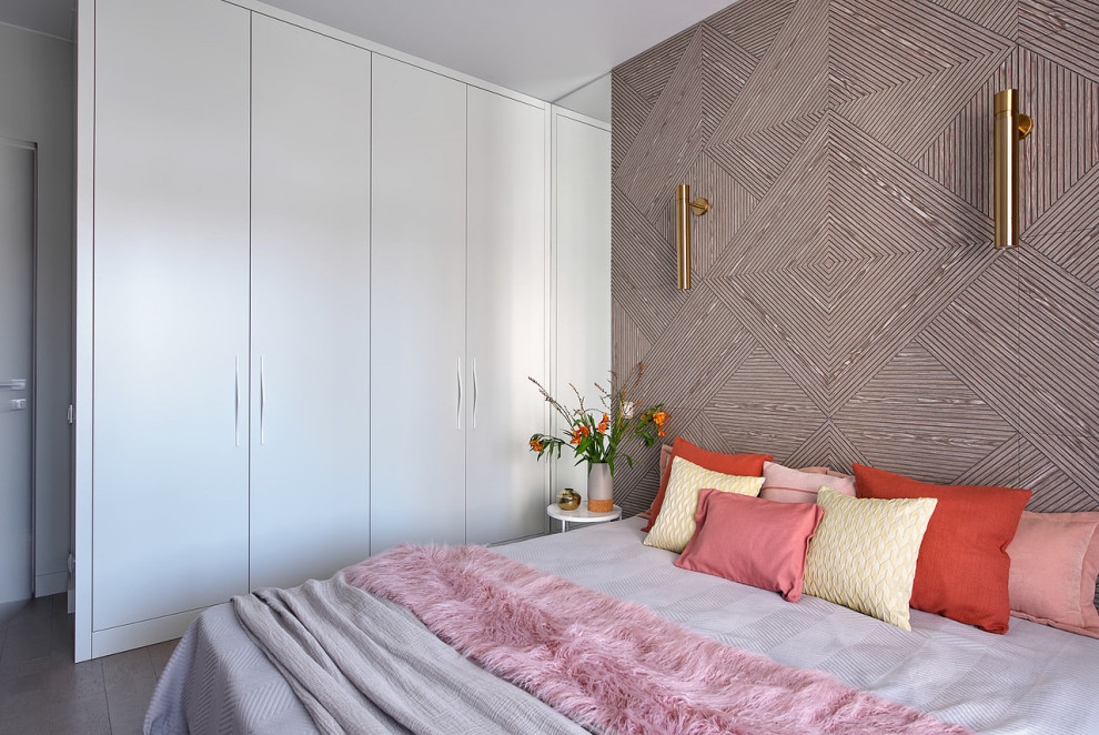 Foto de dormitorio principal contemporáneo con paredes blancas, suelo gris y papel pintado