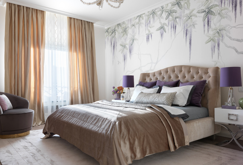 Свежая идея для дизайна: хозяйская спальня: освещение в стиле неоклассика (современная классика) с разноцветными стенами - отличное фото интерьера