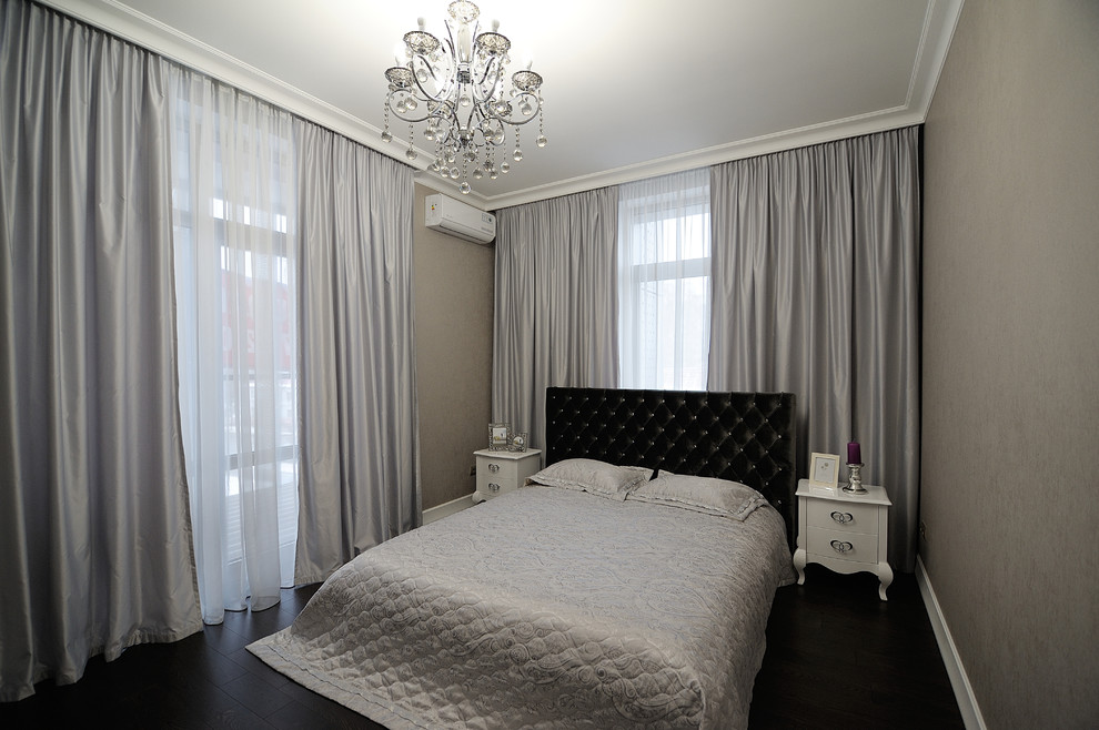 Diseño de dormitorio principal clásico renovado de tamaño medio con paredes grises, suelo de madera oscura y suelo marrón