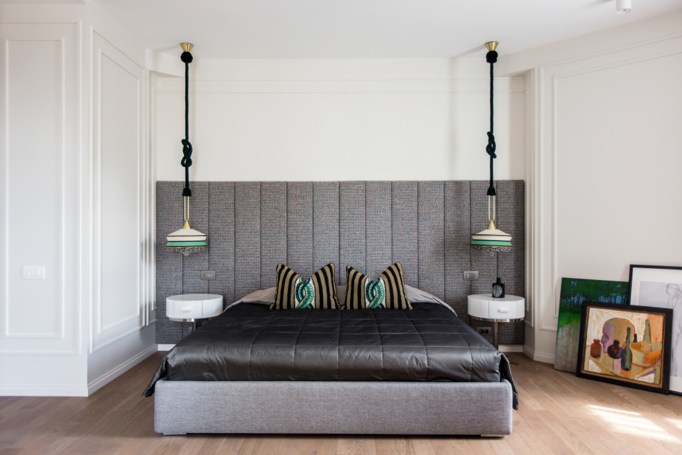 Modernes Hauptschlafzimmer mit weißer Wandfarbe, hellem Holzboden und braunem Boden in Sonstige