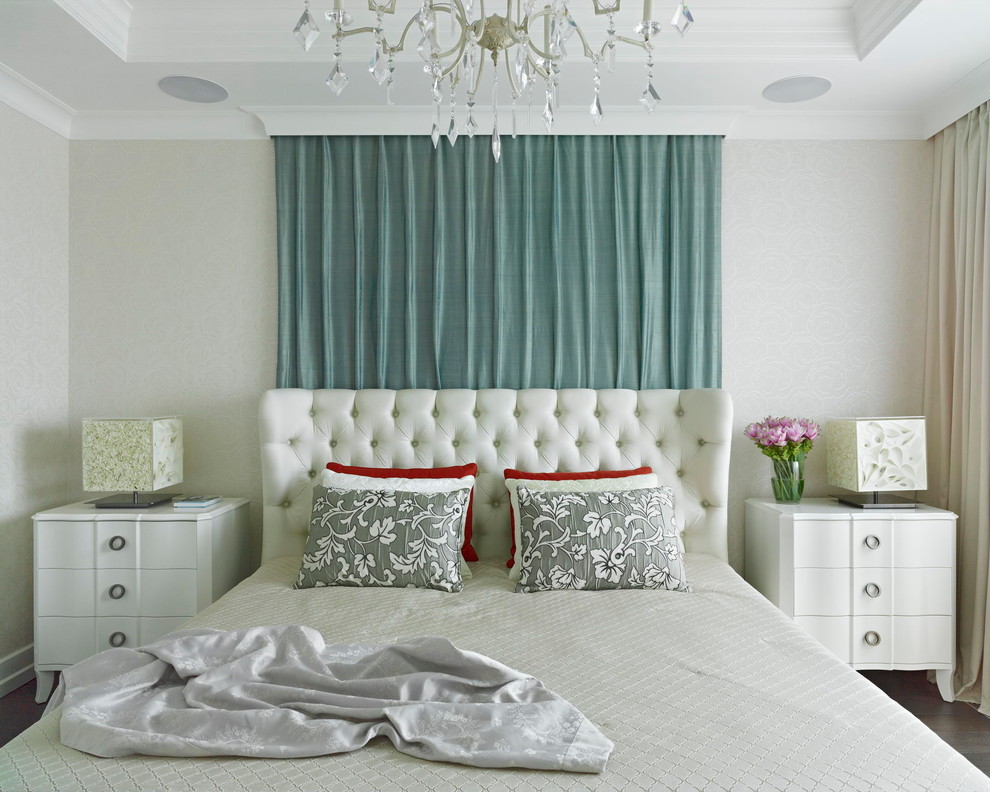 Идея дизайна: хозяйская спальня в стиле неоклассика (современная классика) с белыми стенами, темным паркетным полом, коричневым полом и кроватью в нише