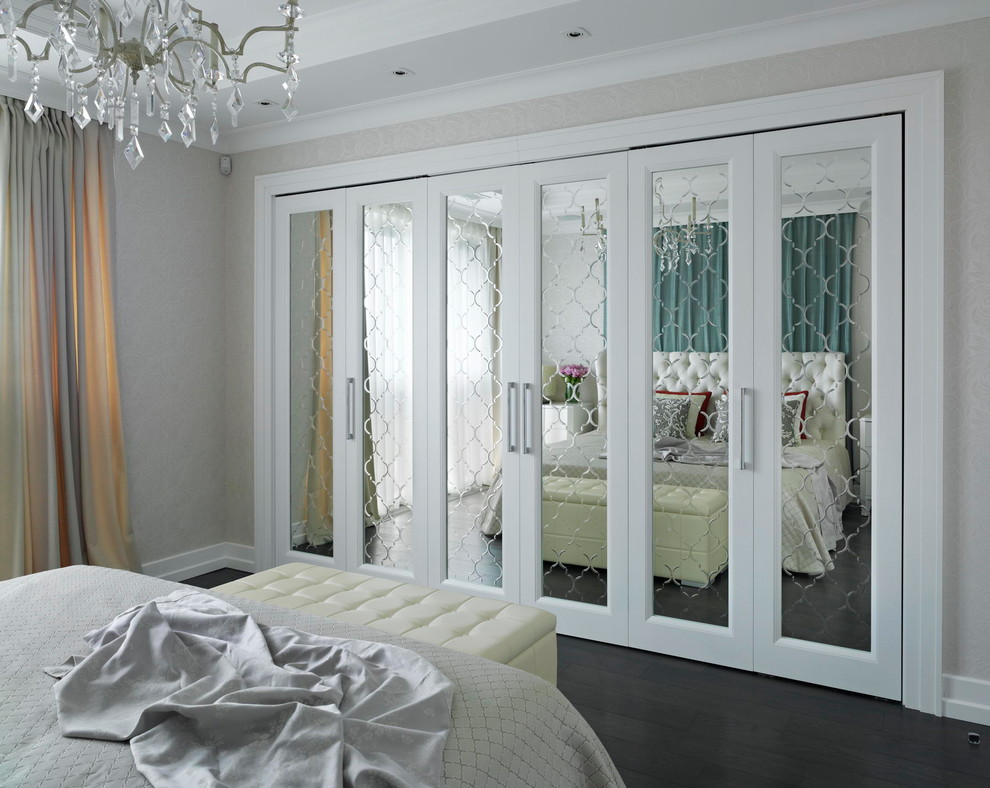 Immagine di una camera da letto classica con pareti bianche, parquet scuro e pavimento marrone