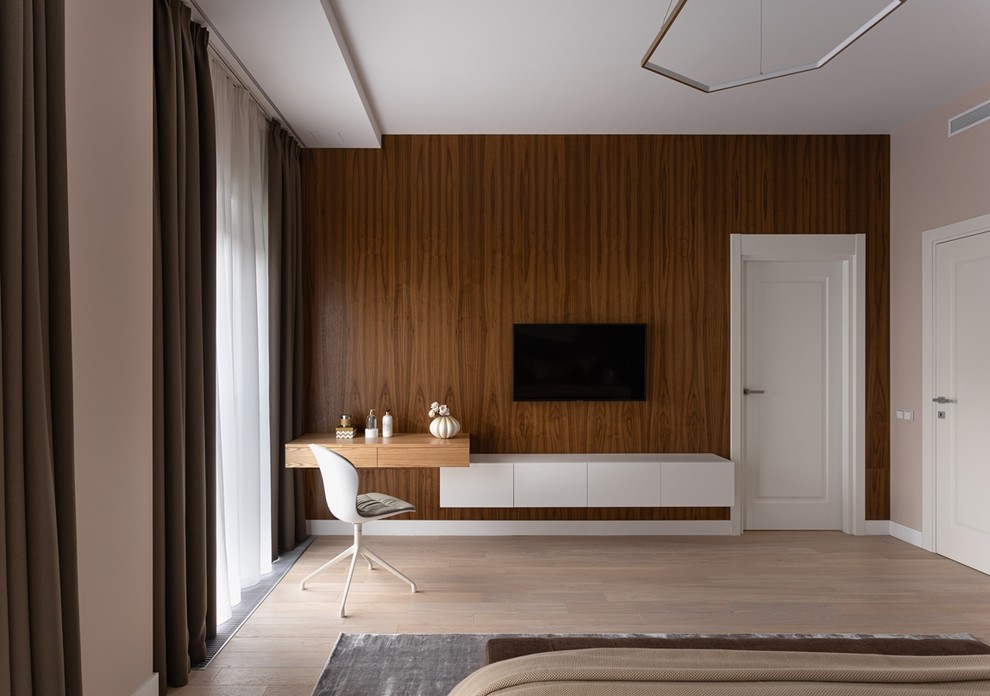 Свежая идея для дизайна: большая хозяйская спальня в современном стиле с бежевыми стенами, светлым паркетным полом и бежевым полом без камина - отличное фото интерьера