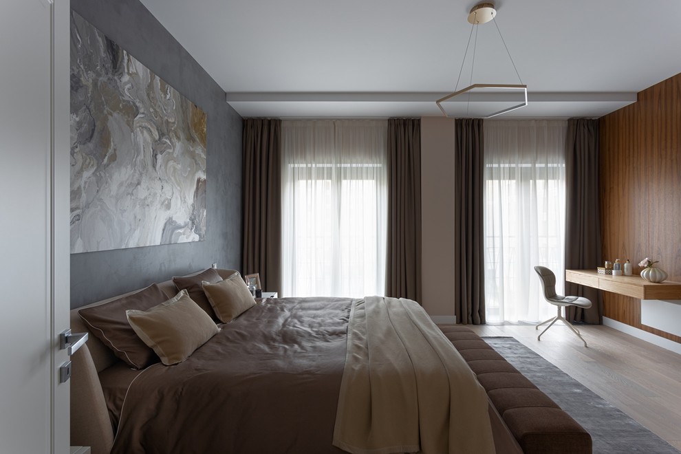 Стильный дизайн: большая хозяйская спальня в современном стиле с бежевыми стенами, светлым паркетным полом и бежевым полом без камина - последний тренд