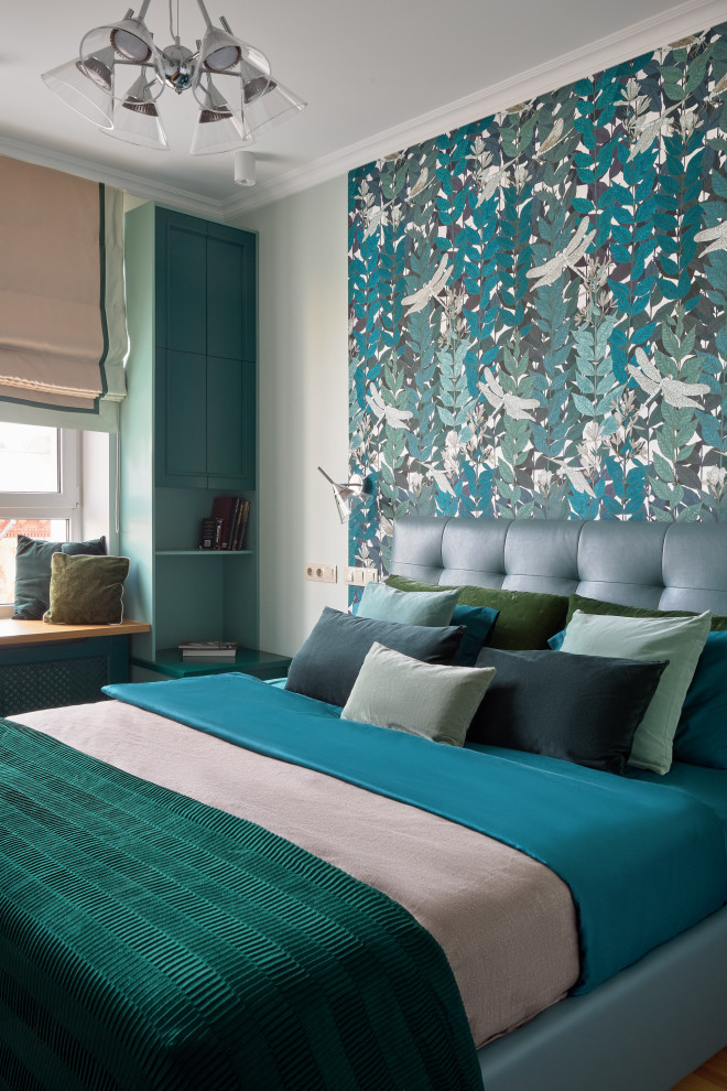Пример оригинального дизайна: хозяйская спальня среднего размера в современном стиле с разноцветными стенами, обоями на стенах и акцентной стеной