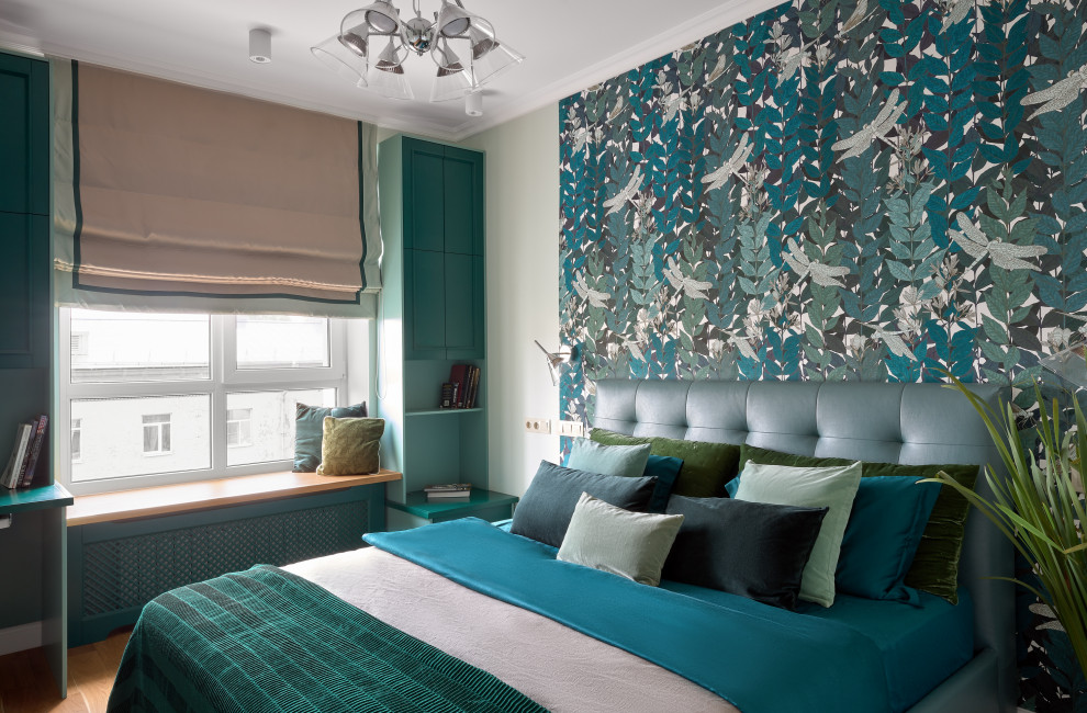 На фото: хозяйская спальня среднего размера в стиле неоклассика (современная классика) с разноцветными стенами, обоями на стенах, паркетным полом среднего тона, коричневым полом, акцентной стеной и кроватью в нише с
