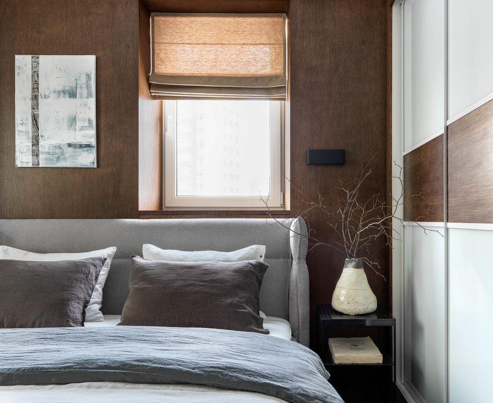 Пример оригинального дизайна: гостевая спальня среднего размера, (комната для гостей) в современном стиле с бежевыми стенами, темным паркетным полом и коричневым полом