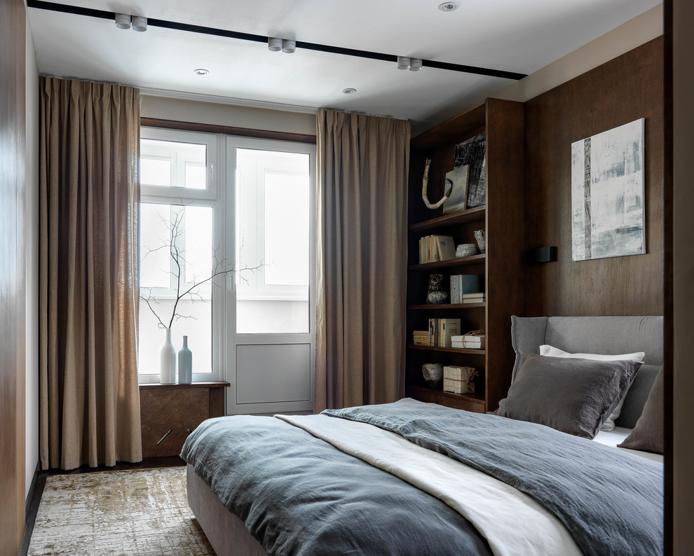 Idées déco pour une chambre d'amis contemporaine de taille moyenne avec un mur beige, parquet foncé et un sol marron.