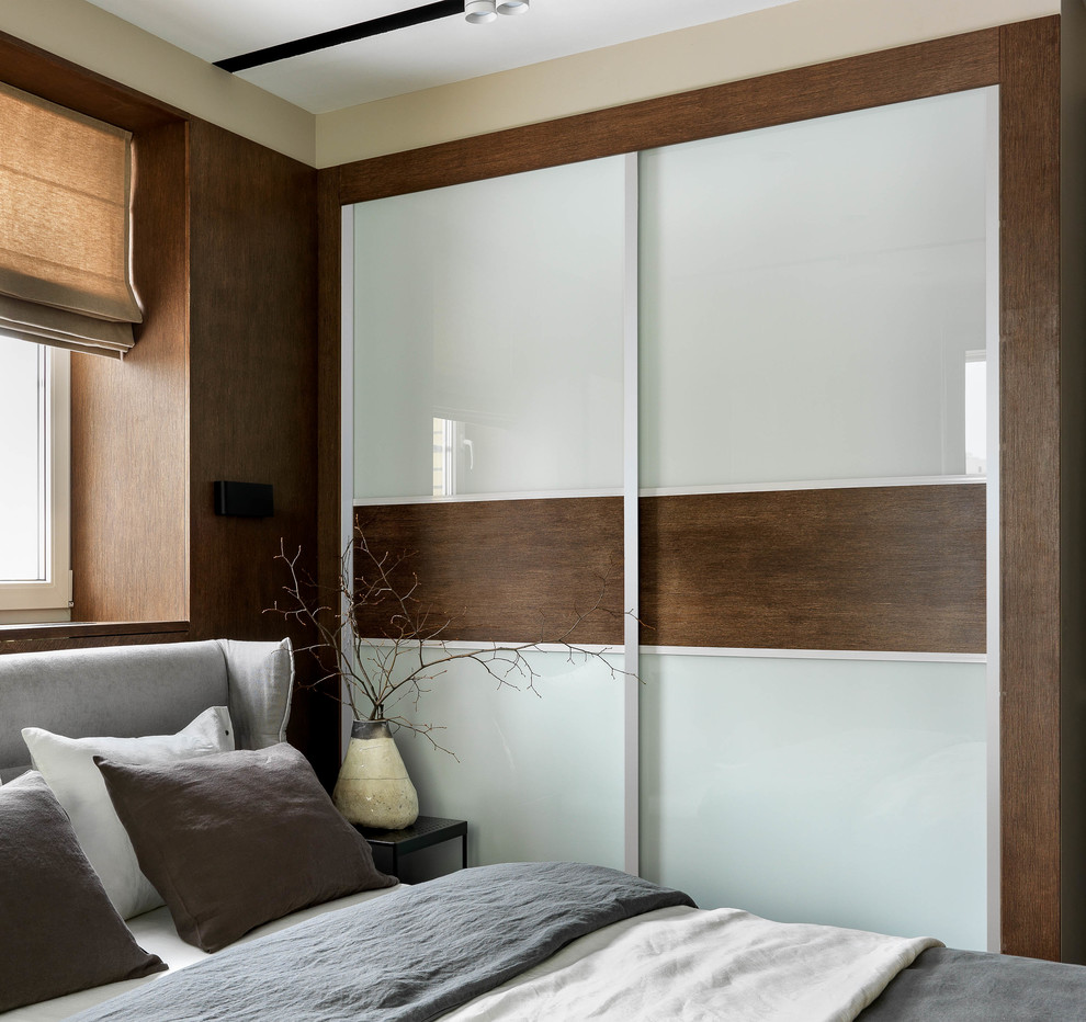 Esempio di una camera degli ospiti minimal di medie dimensioni con pareti beige