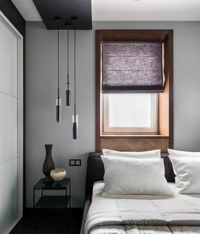Diseño de dormitorio principal contemporáneo de tamaño medio con paredes grises, suelo de madera oscura y suelo marrón