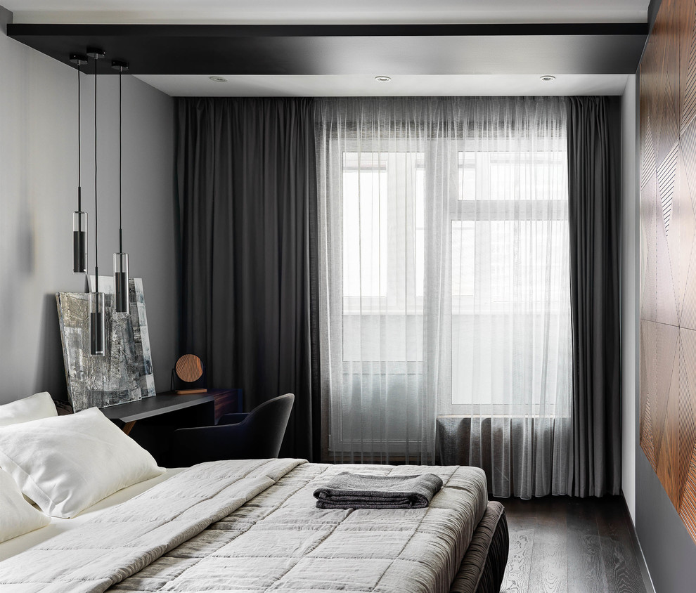 Immagine di una camera matrimoniale contemporanea di medie dimensioni con pareti grigie, parquet scuro e pavimento marrone