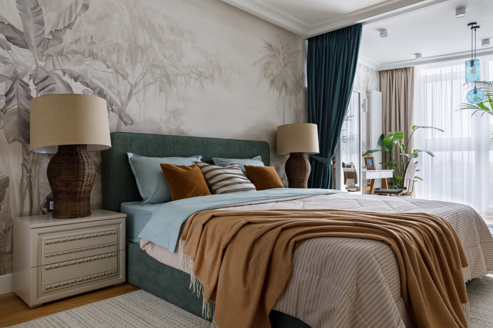 Идея дизайна: хозяйская спальня в стиле неоклассика (современная классика) с бежевыми стенами, паркетным полом среднего тона и коричневым полом