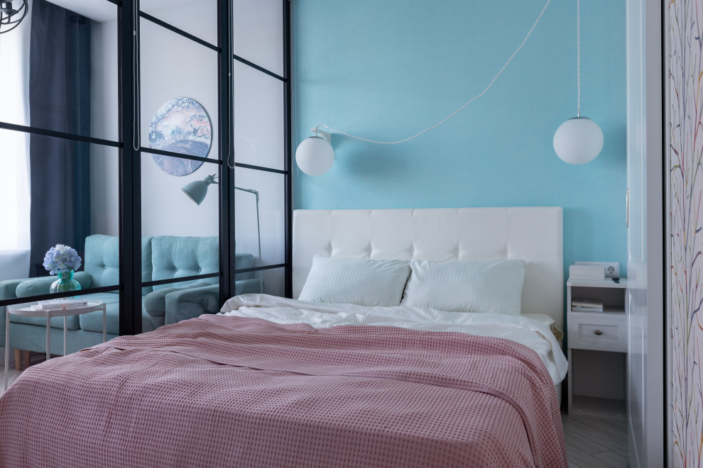 На фото: маленькая спальня в современном стиле с синими стенами и серым полом для на участке и в саду с