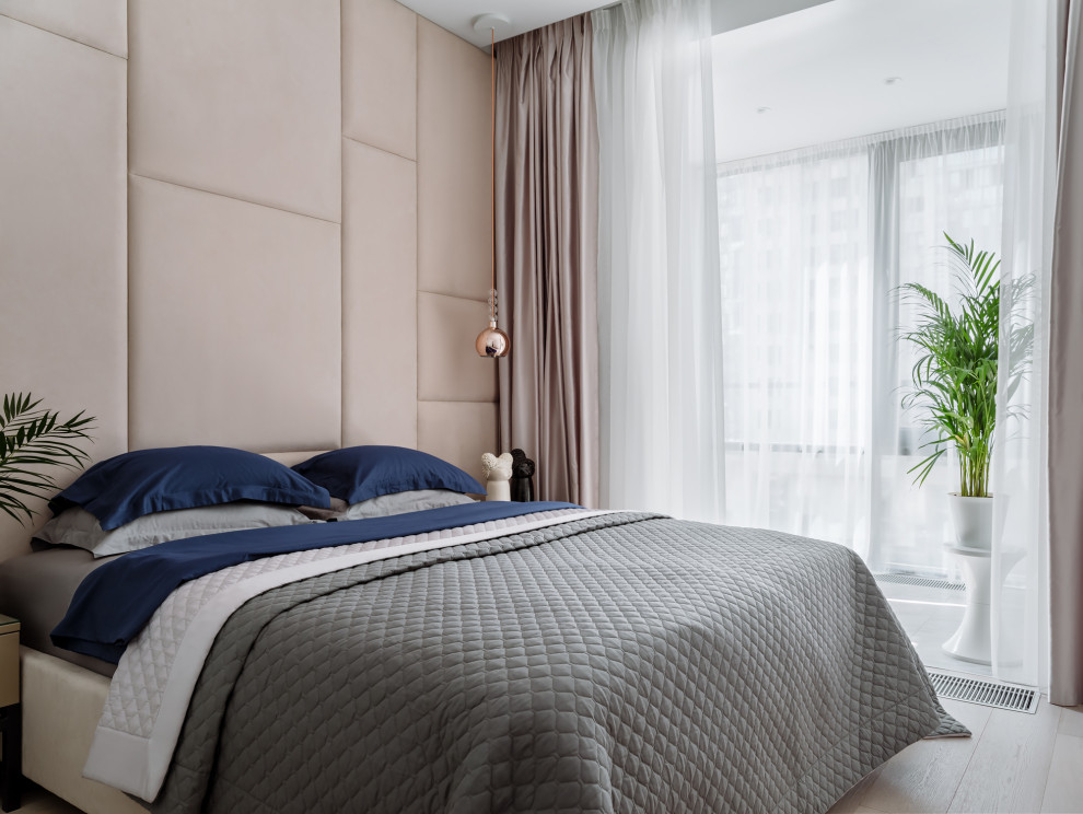 Foto de dormitorio principal contemporáneo pequeño con paredes beige, suelo de madera en tonos medios y suelo beige