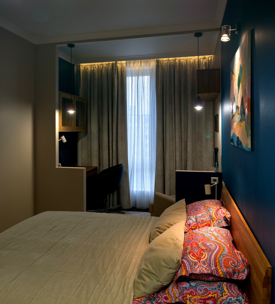 На фото: маленькая хозяйская спальня в современном стиле с синими стенами, пробковым полом и коричневым полом для на участке и в саду с